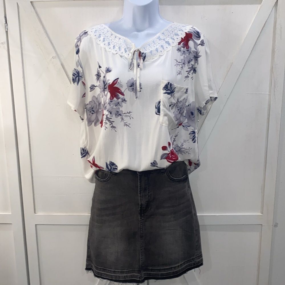 Tendency Floral Top Lace Trim Neckline